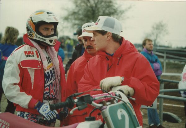 Hollanti Mill 1991 GP-250 Pekka Vehkonen ja mekaanikot Jukka Penttilä ja Jarmo Heljo